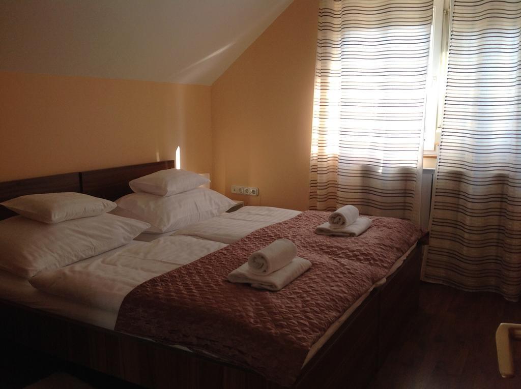Attila Apartmanhaz Hotel Heviz Bilik gambar