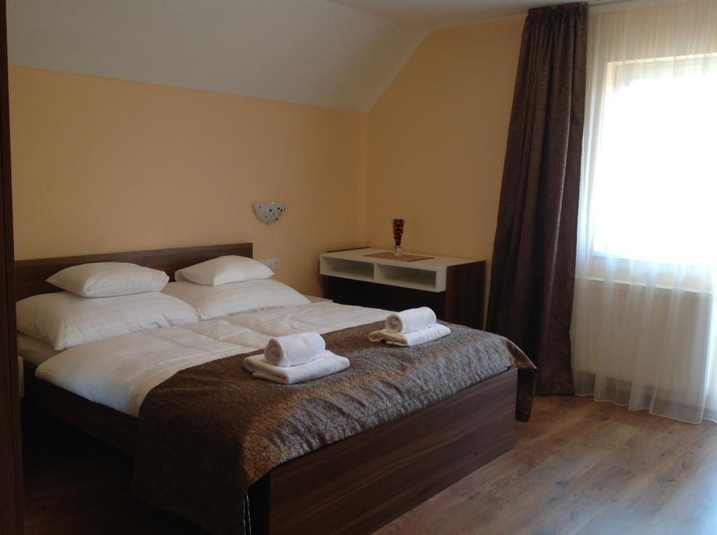 Attila Apartmanhaz Hotel Heviz Bilik gambar