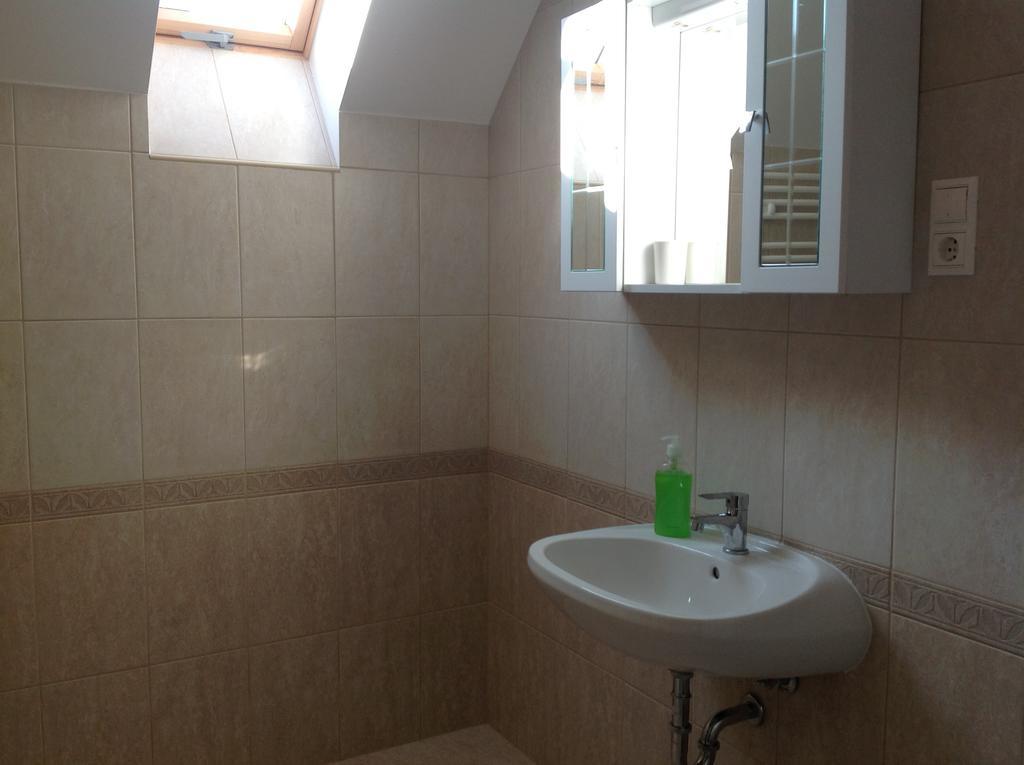 Attila Apartmanhaz Hotel Heviz Bilik gambar